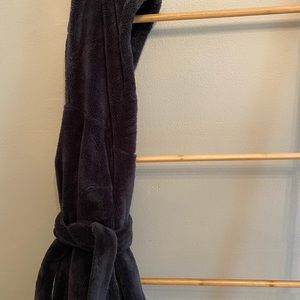 Thick navy blue warm robe.